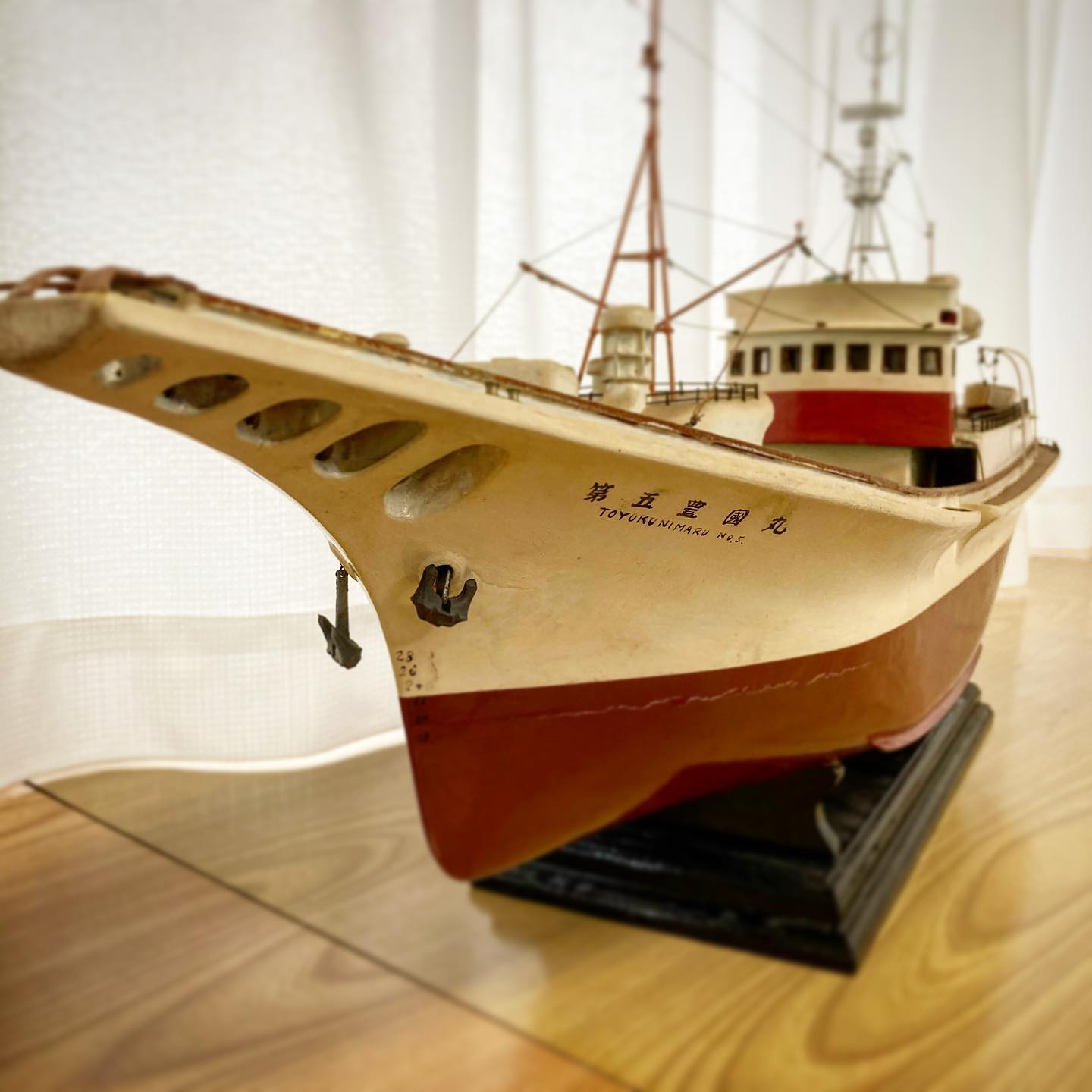 会社に飾ってある船舶模型。1963年に三保造船で建造された『第五豊國丸』50年以上前の船です。#焼津 #豊國丸 #船舶模型 #カツオ一本釣り #カツオ一本釣り漁船